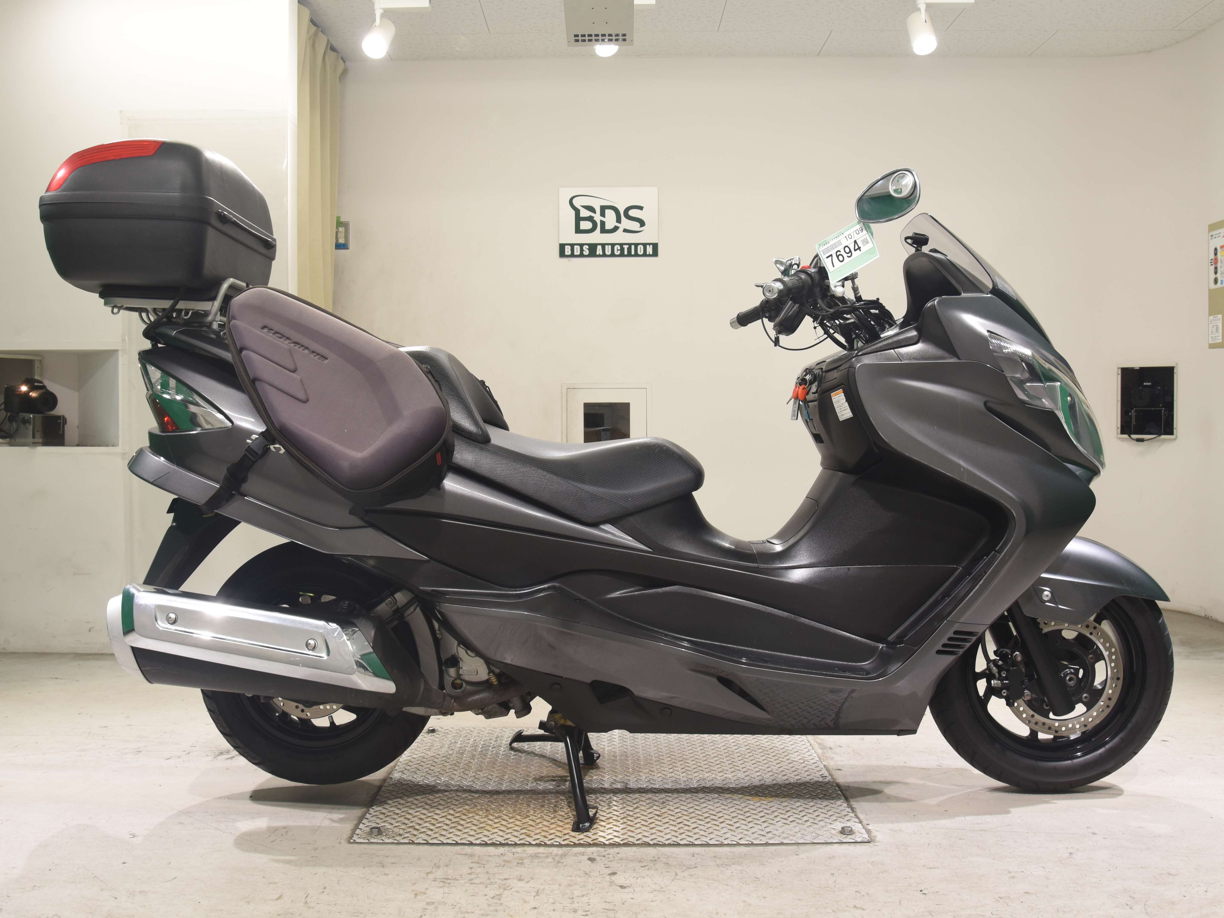 Suzuki SKYWAVE 250S, right