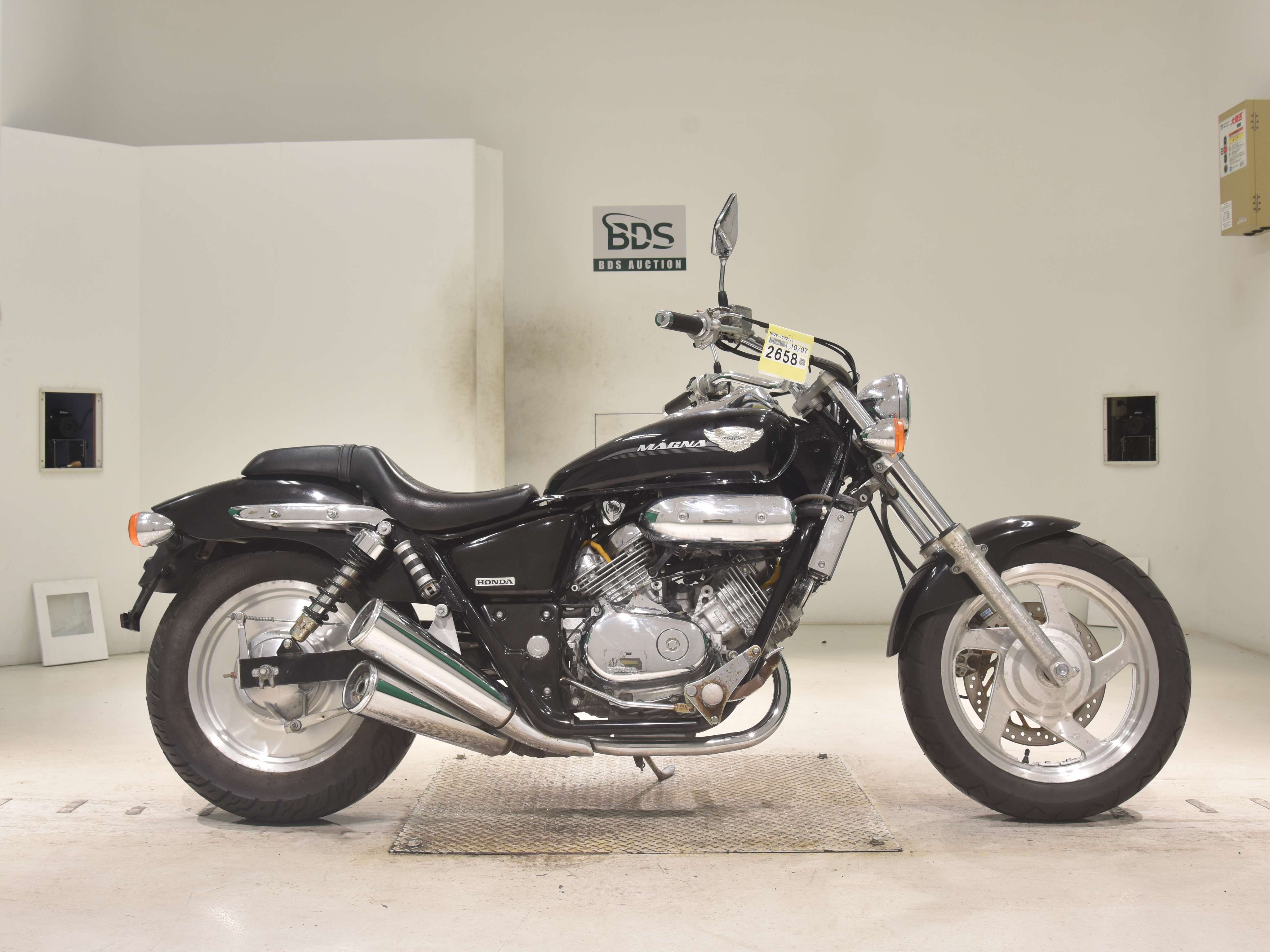 Honda MAGNA250, right