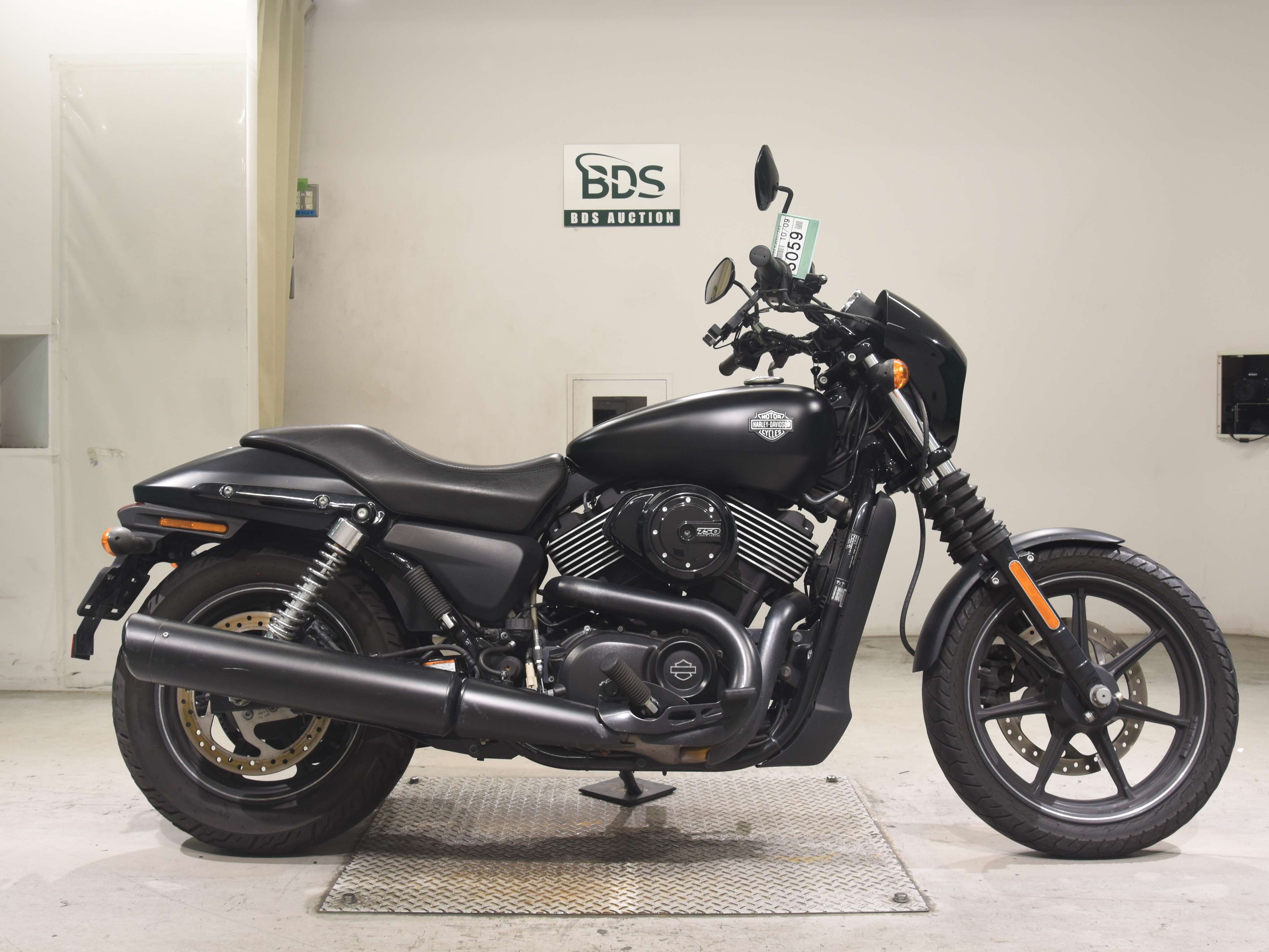 HD STREET XG750, right