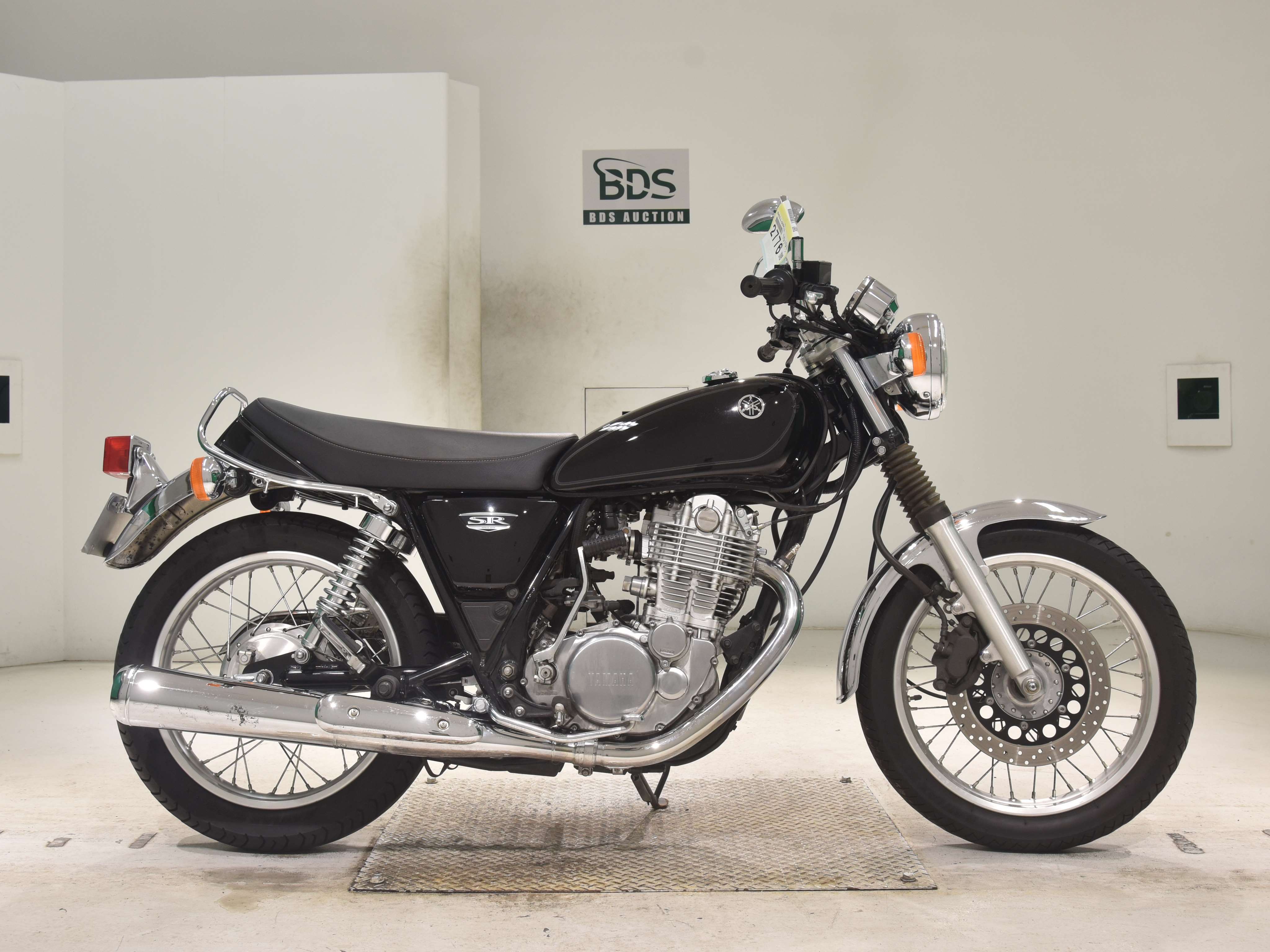 Yamaha SR400, right