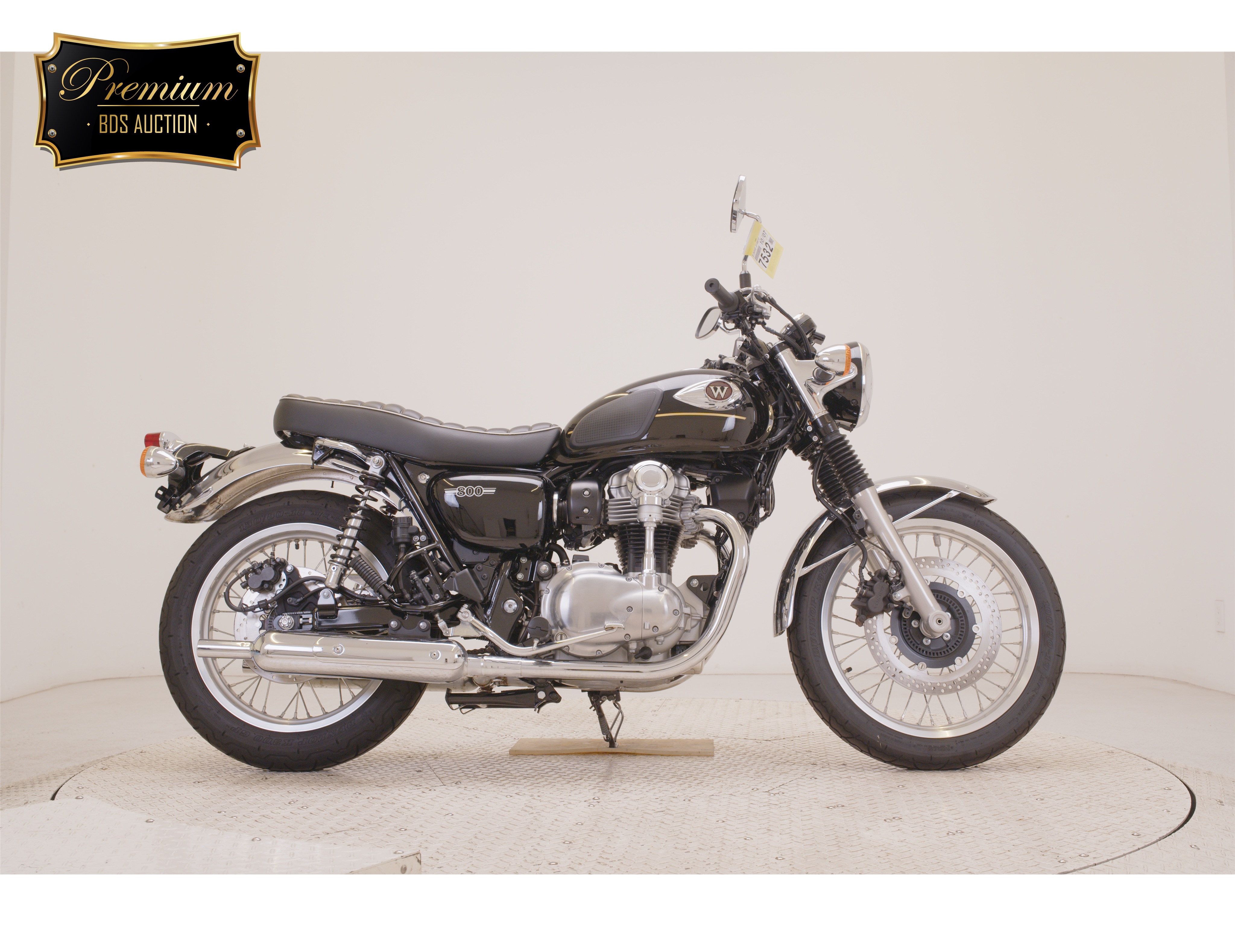 Kawasaki W800, right