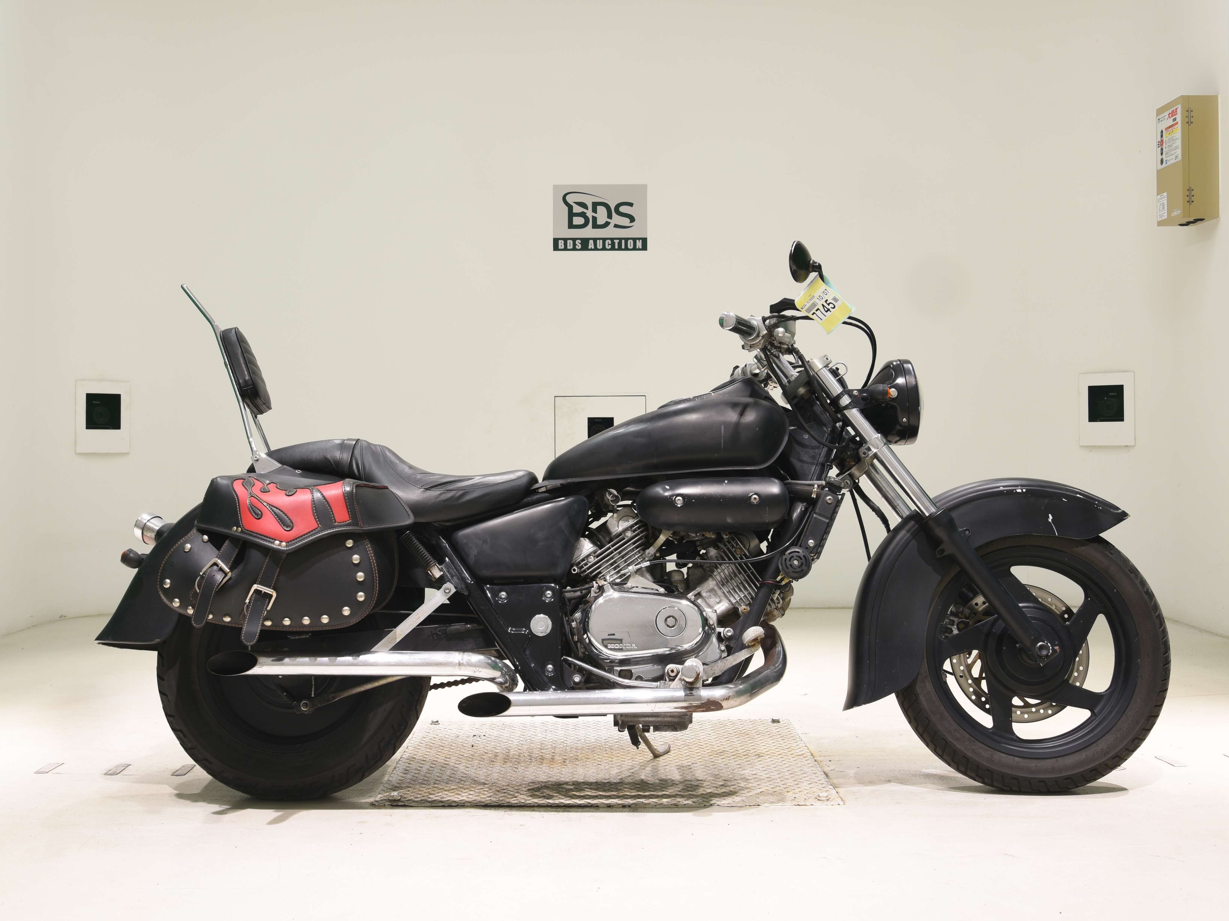 Honda MAGNA250, right